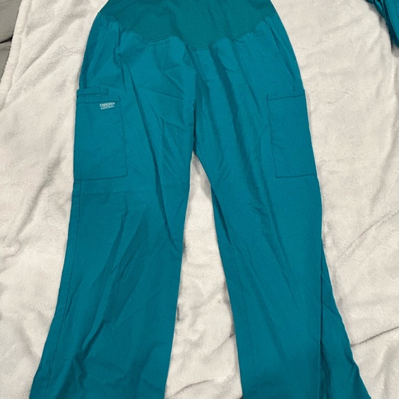 5 pairs of maternity scrubs - Picture 2 of 3